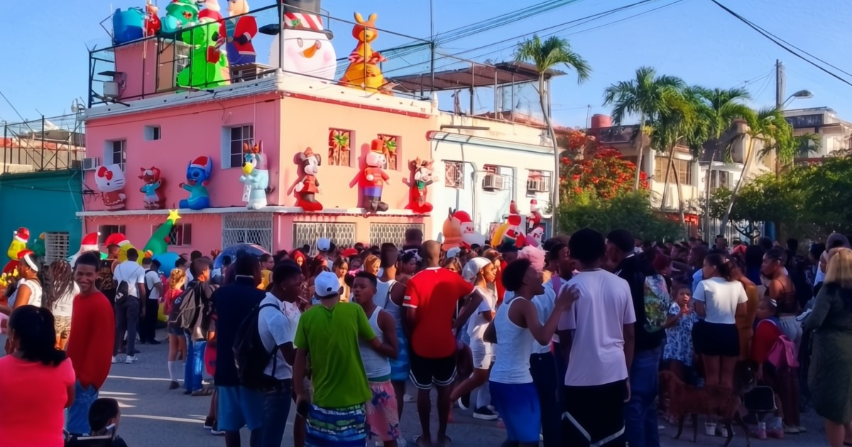 Crowds Gather Outside Havana Home for Three Kings Day Gifts