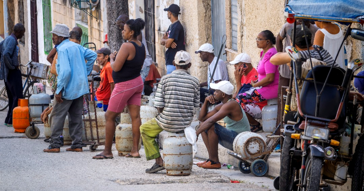 Desperate Times in Cuba: Families Turn Back to Wood for Cooking Amid Gas Shortage