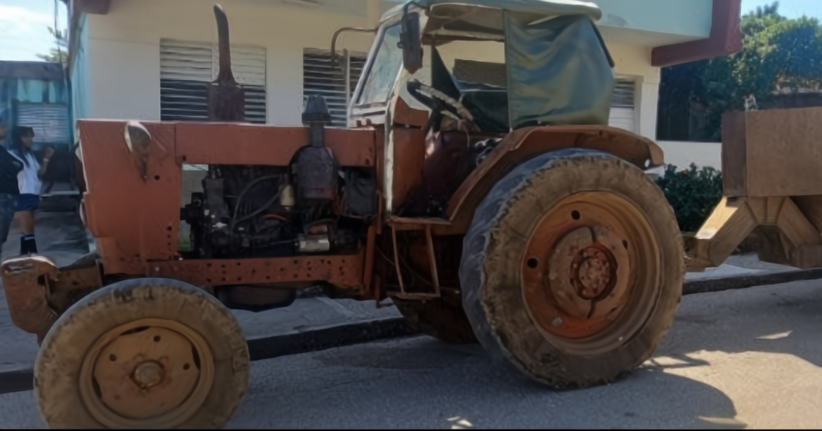 Man Arrested in Santiago de Cuba for Transporting Illegal Coffee Sacks on Tractor