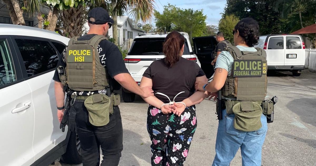 Detienen a una inmigrante al solicitar la ciudadanía estadounidense en Tampa