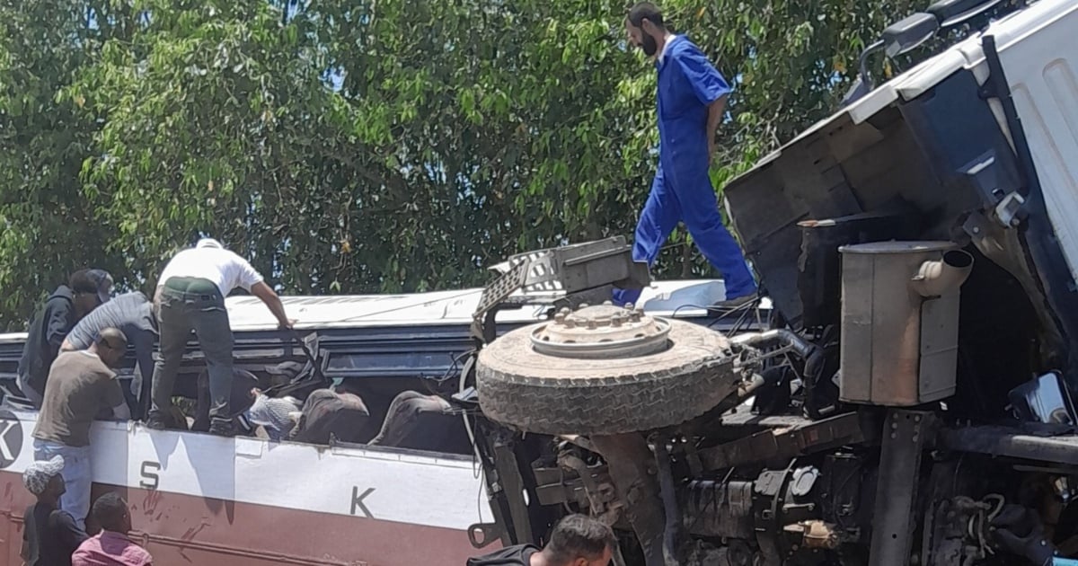 Triple choque en Matanzas involucra una rastra, un ómnibus y un auto de turismo