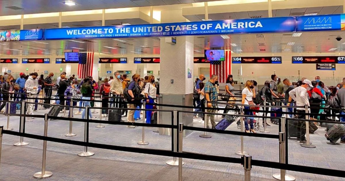 Jueza federal ordena a Trump procesar solicitudes de inmigrantes cubiertos por el parole humanitario