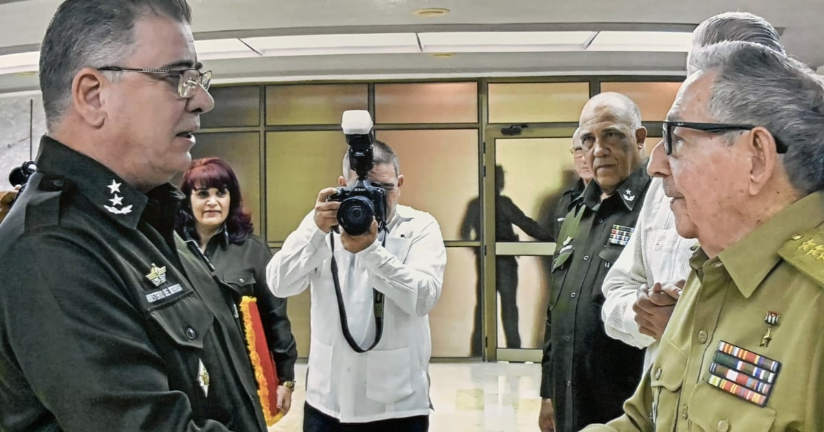 Raúl Castro reaparece y asciende al ministro del Interior en pleno descontento por el tarifazo de ETECSA