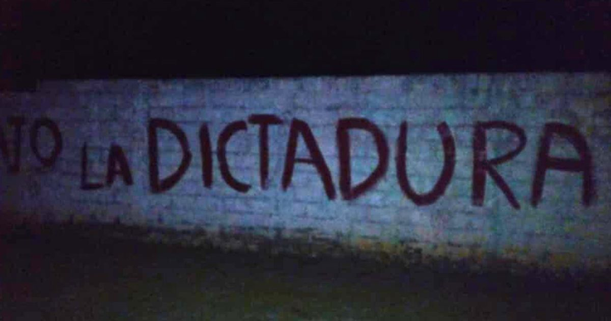 Graffiti Declaring "Down with the Dictatorship" Appears at San Antonio de los Baños Stadium, a Symbolic Protest Hub