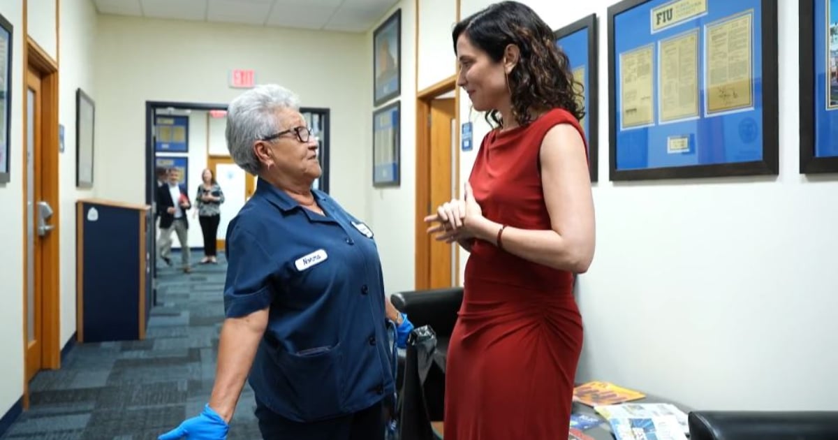 Cubana sorprende a la presidenta de Madrid en Miami: “Por el comunismo estoy yo aquí”