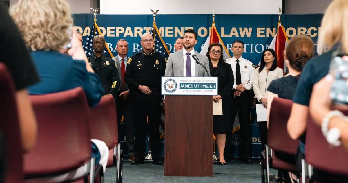 Fiscal General de Florida presiona para activar ley que permitiría arrestar a indocumentados