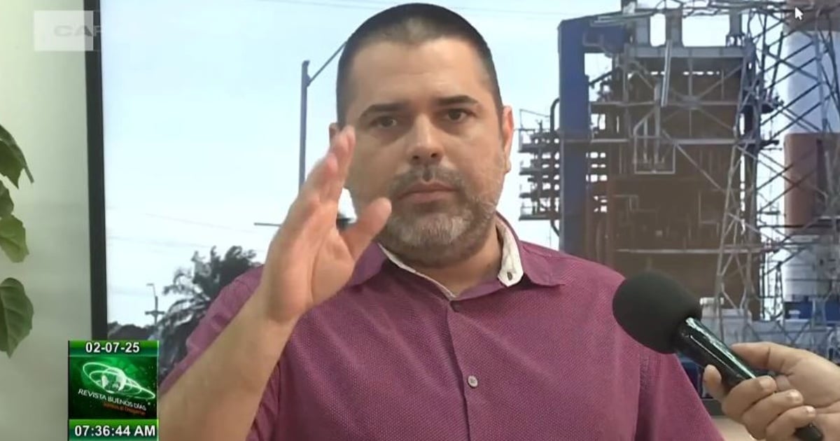Susto en vivo: Lázaro Guerra sufre un percance de salud en plena transmisión del parte de apagones