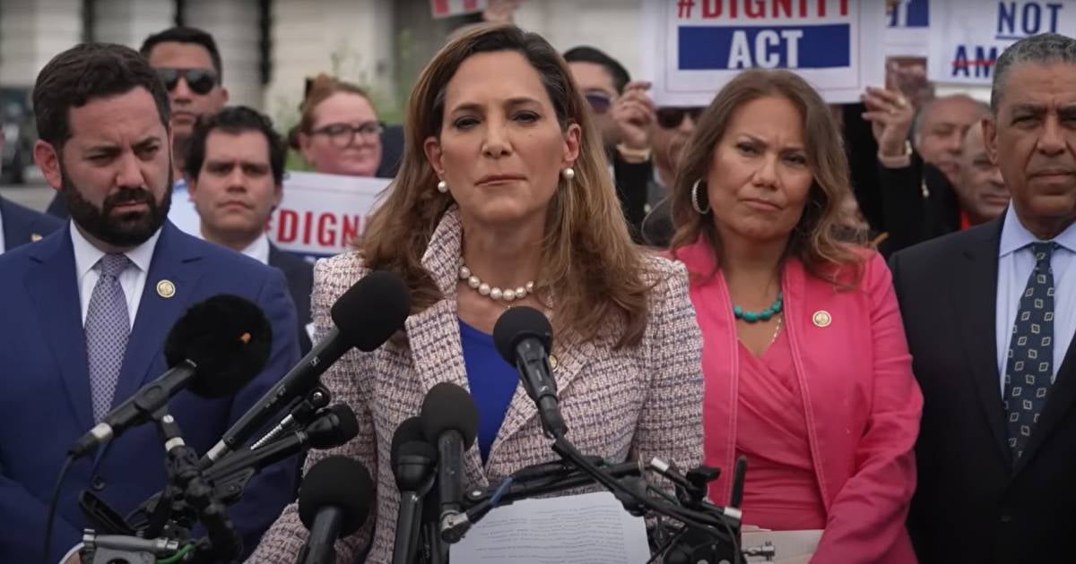 María Elvira Salazar Unveils “Dignity Act of 2025” to Provide Legal Status to Immigrants with Clean Records