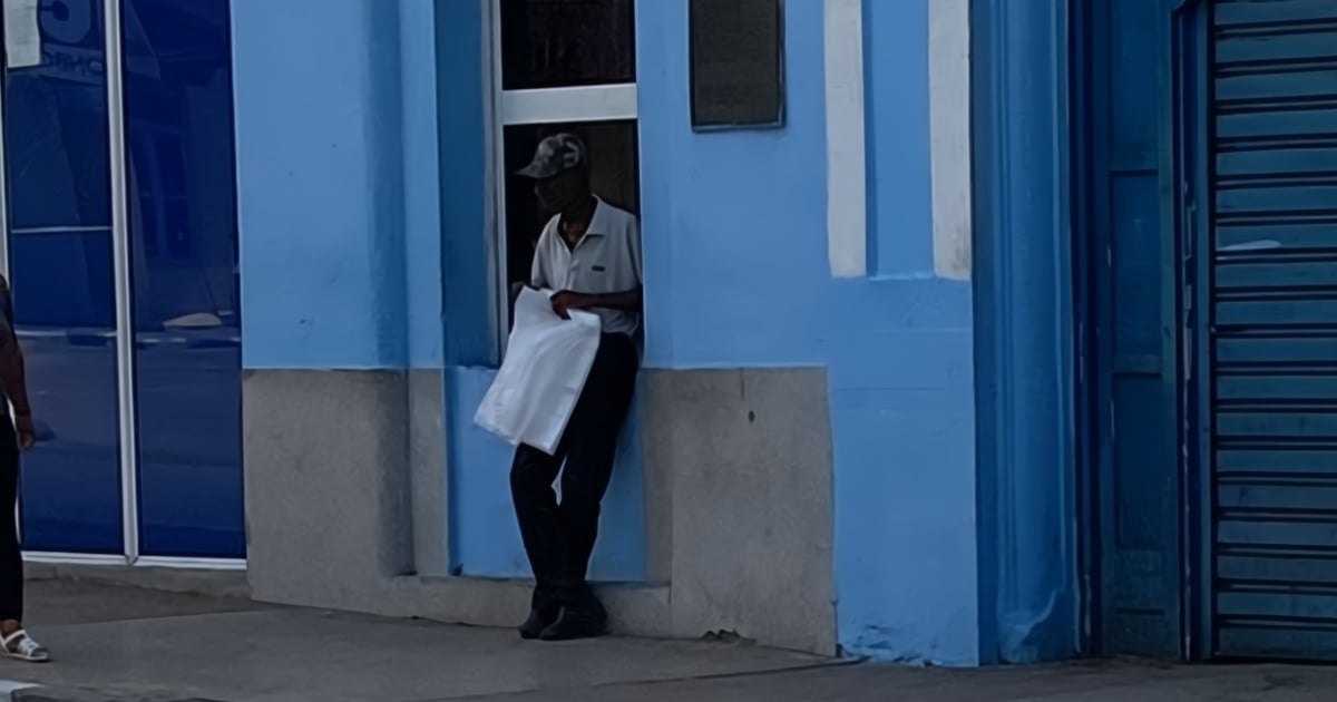 Retired University Professor in Cuba Survives by Selling Recycled Bags