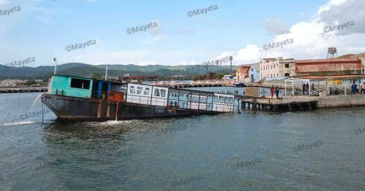 Authorities Begin Salvage of Sunken Barge in Santiago de Cuba Bay Following Social Media Outcry