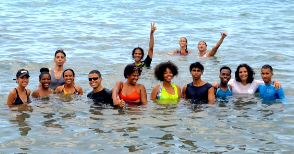 Homenaje a Fidel Castro en la playa El Berraco: Así honran su legado jóvenes comunistas de Santiago de Cuba 