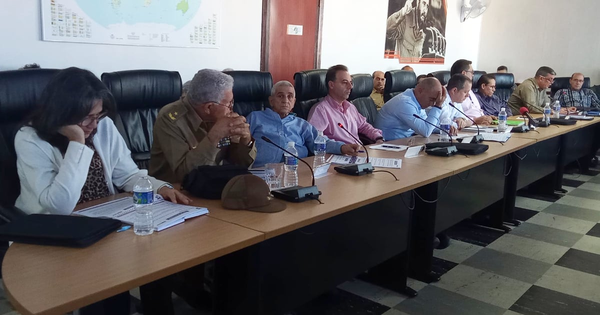 Directivos y responsables del colapso del SEN © Facebook / UNE