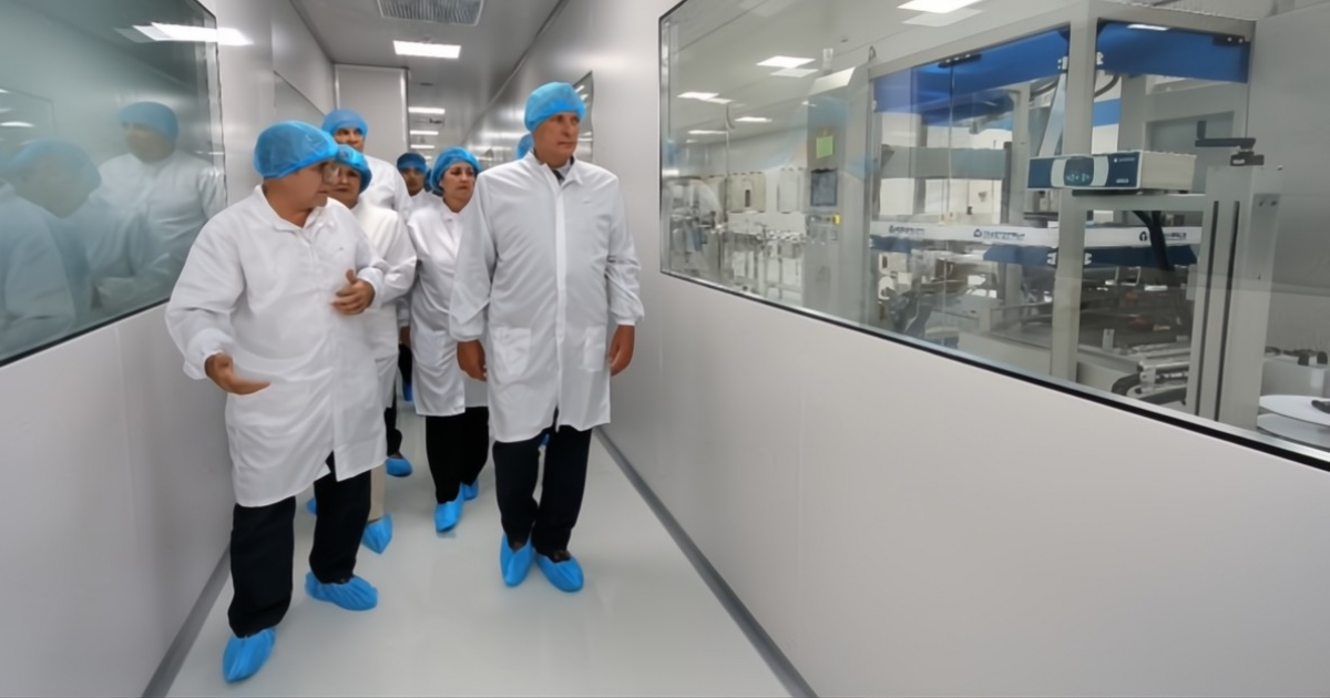 Fotografía conceptual y realista de Miguel Díaz-Canel en un laboratorio moderno y brillante en Hanói, con un fondo difuminado de una farmacia cubana con estantes vacíos. Estilo cinematográfico, alta definición.