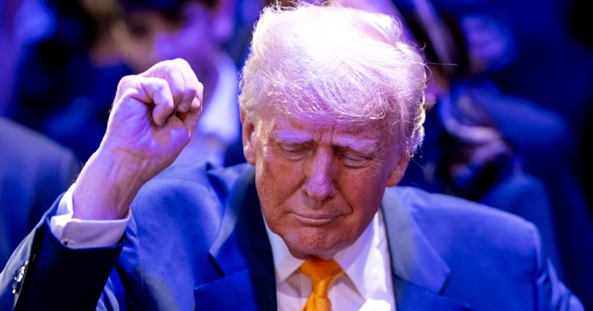 Fotografía conceptual y realista de Donald Trump, con semblante serio, frente a un mapa de Estados Unidos semitransparente que muestra áreas iluminadas, simbolizando el escrutinio público sobre su salud y la nación. Estilo cinematográfico, alta definición.