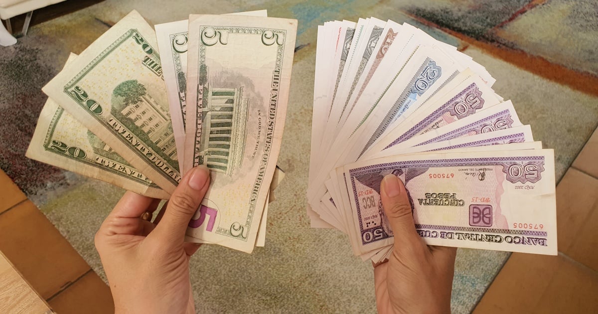 Fotografía conceptual y realista de manos sosteniendo billetes de dólar y pesos cubanos, con un gráfico de fluctuación de divisas de fondo, simbolizando la tasa de cambio informal en Cuba. Estilo cinematográfico, alta definición.