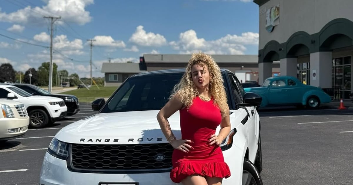 Flor de Cuba, sonriente y segura, posa junto a un lujoso Range Rover blanco en Estados Unidos, con una imagen superpuesta de un Toyota Corolla siendo preparado para envío a Cuba.