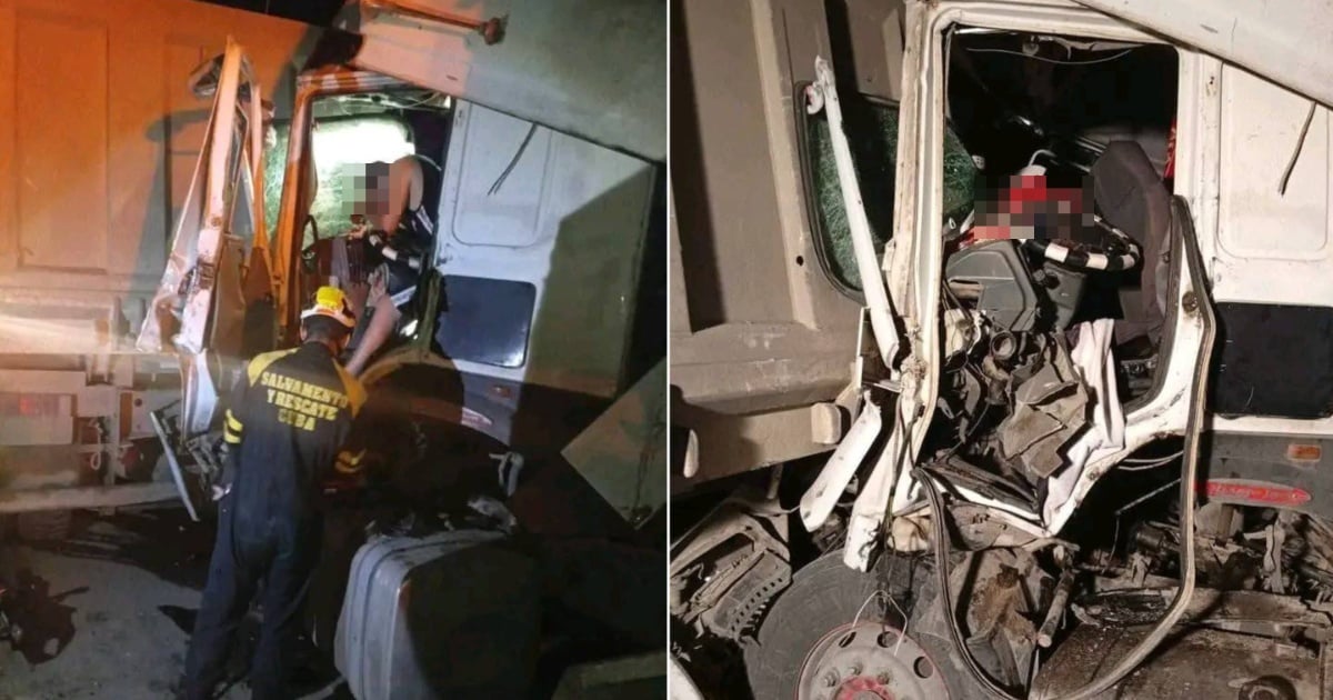 Fotografía fotorrealista de alta calidad que representa el sitio de un accidente automovilístico grave en Cienfuegos, Cuba, con un camión y una rastra severamente dañados después de una colisión frontal. Se observan luces de emergencia de equipos de rescate y escombros dispersos en la carretera, capturando el impacto dramático del suceso. Estilo documental.
