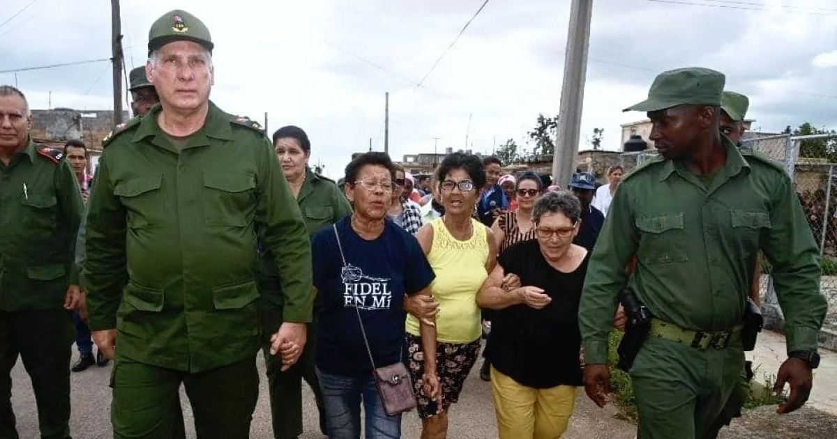 Fotografía de alta calidad de Miguel Díaz-Canel rodeado por su equipo de seguridad personal durante un evento oficial en Cuba. Estilo documental y realista.