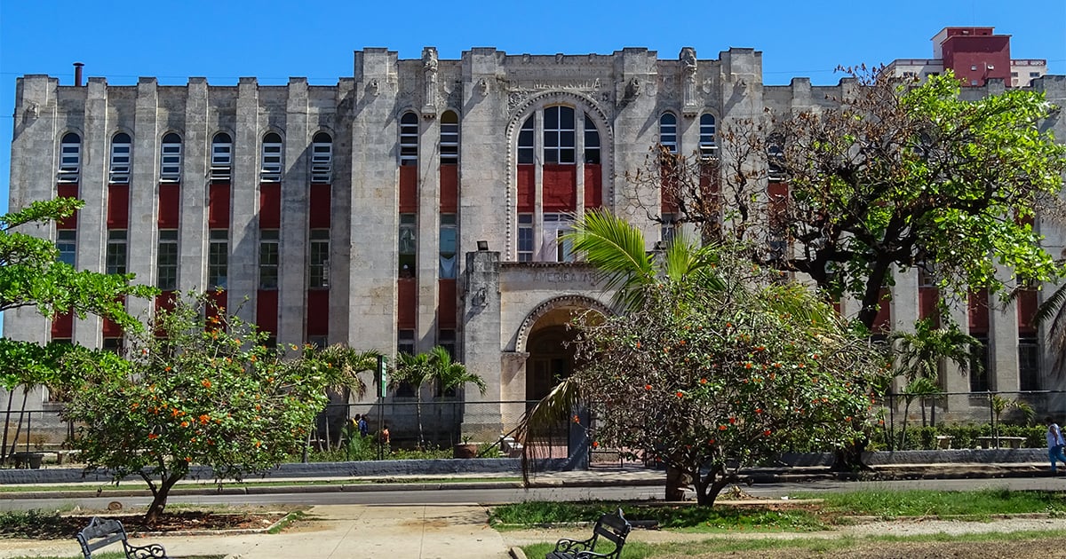 Fotografía fotorrealista de la locutora Laritza Camacho en un entorno que evoca la Maternidad de Línea, con expresión de preocupación y elementos simbólicos de la crisis sanitaria en Cuba.