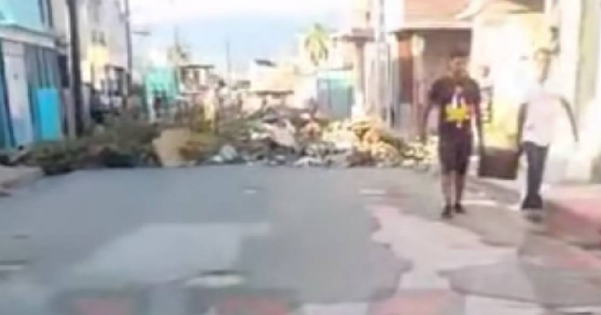 Residents Block Santiago de Cuba Street with Garbage in Protest