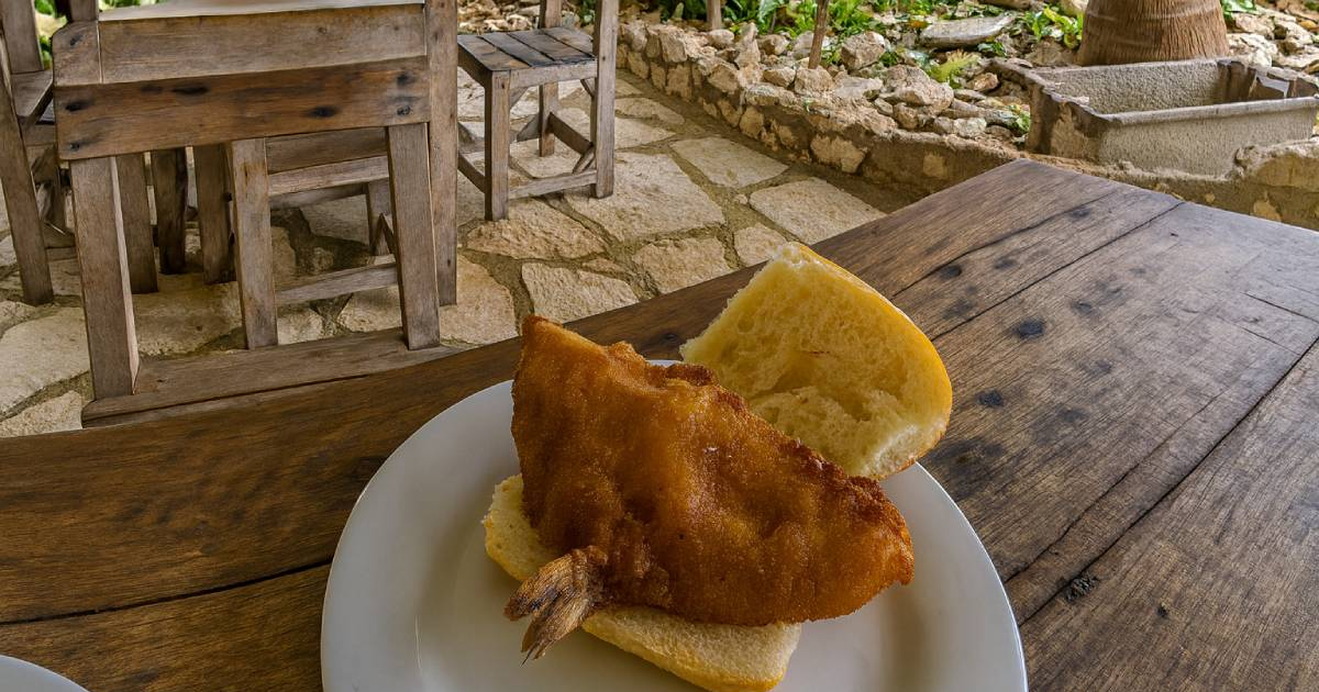 Cuban relives the flavors of his childhood by eating "pan con minuta" during a trip to Caibarién