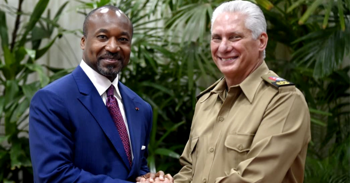 Why does Díaz-Canel wear a military uniform in his latest public appearances?