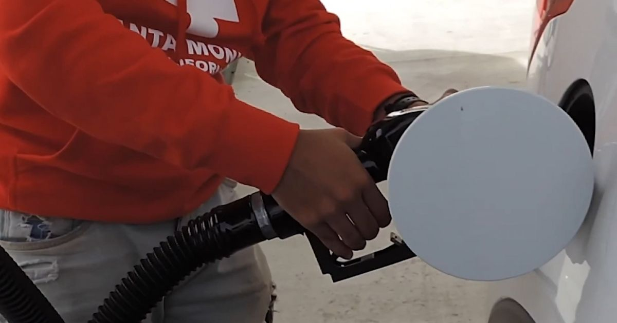 The price of gasoline in the U.S. drops below $3 per gallon for the first time since 2021