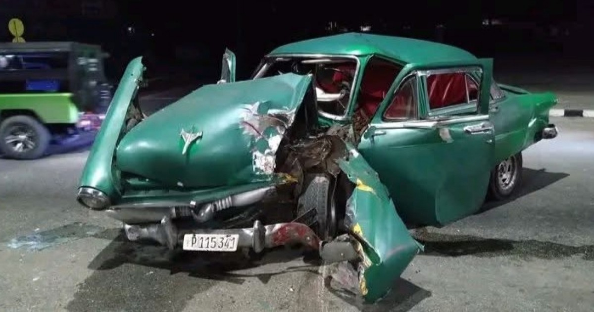 Accident between a classic car and a tourist vehicle at a central corner in El Vedado leaves two injured