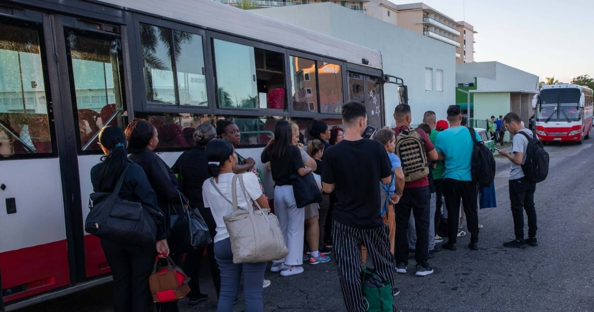 Tourism workers in Matanzas trapped by the transportation crisis