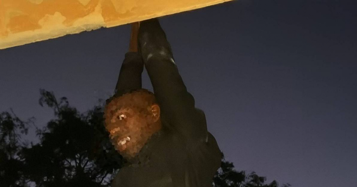 A thief falls from a balcony in Havana while trying to escape after being caught