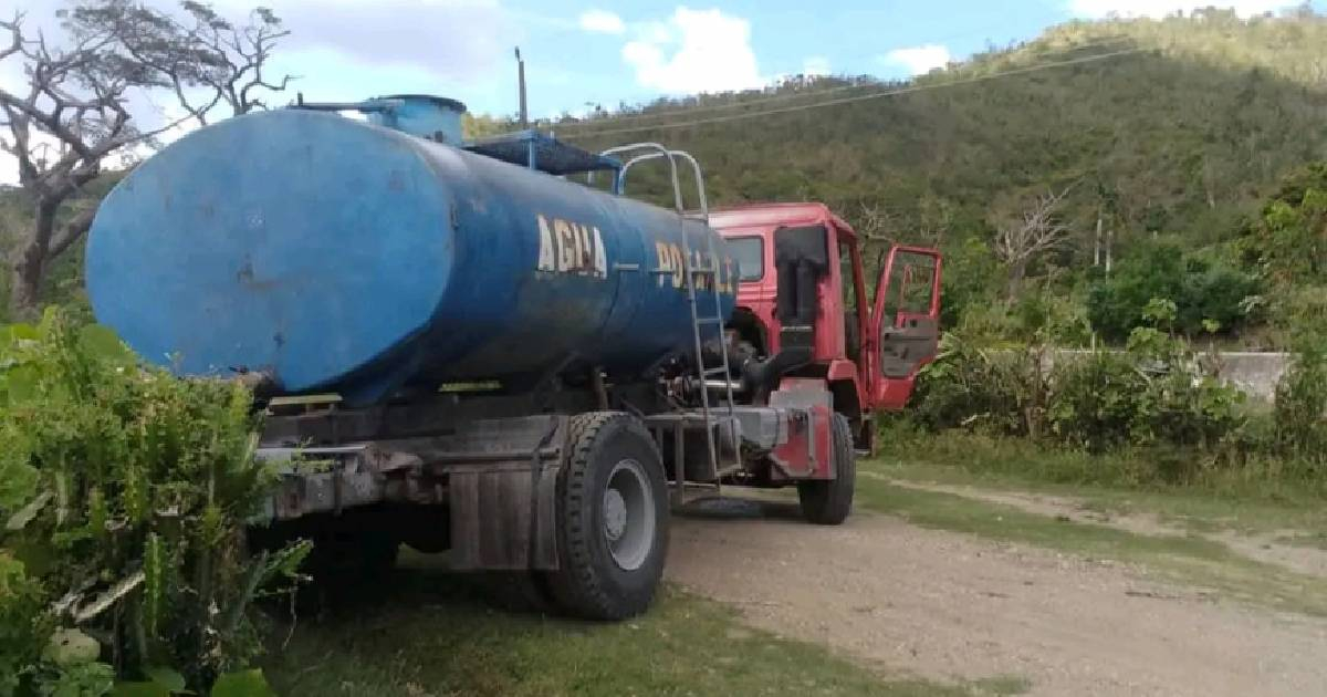 Full reservoirs, empty pipes: power outages leave municipalities in Santiago without water for over 100 days