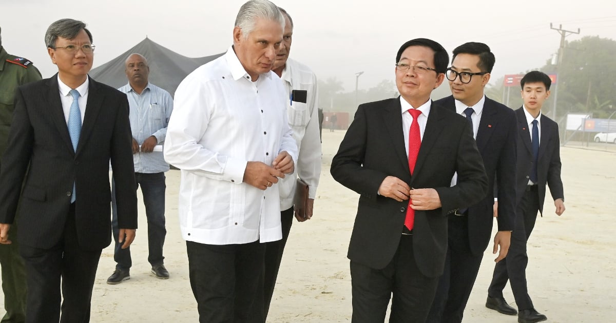 Díaz-Canel wore a guayabera to inaugurate a solar park, and the electrical system collapsed in the west of Cuba