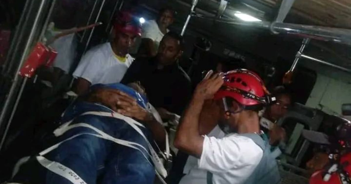 Rescatistas de la Cruz Roja auxilian a un hombre herido por un buey en Yateras © Facebook / Carlos Pérez