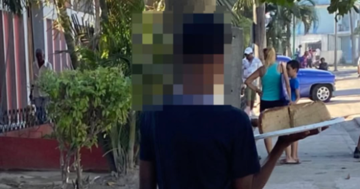 11-Year-Old Boy Sells Puddings in Santiago de Cuba: "My Grandfather Taught Me to Help"