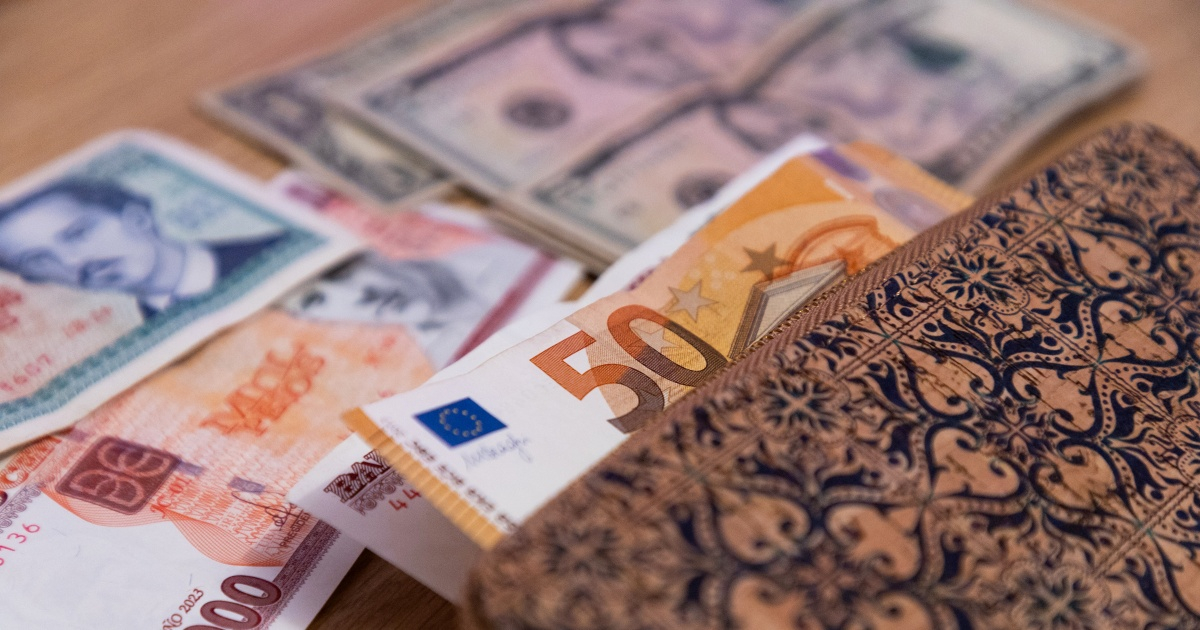 New "moves" in currency in Cuba: One currency rises while another falls in value