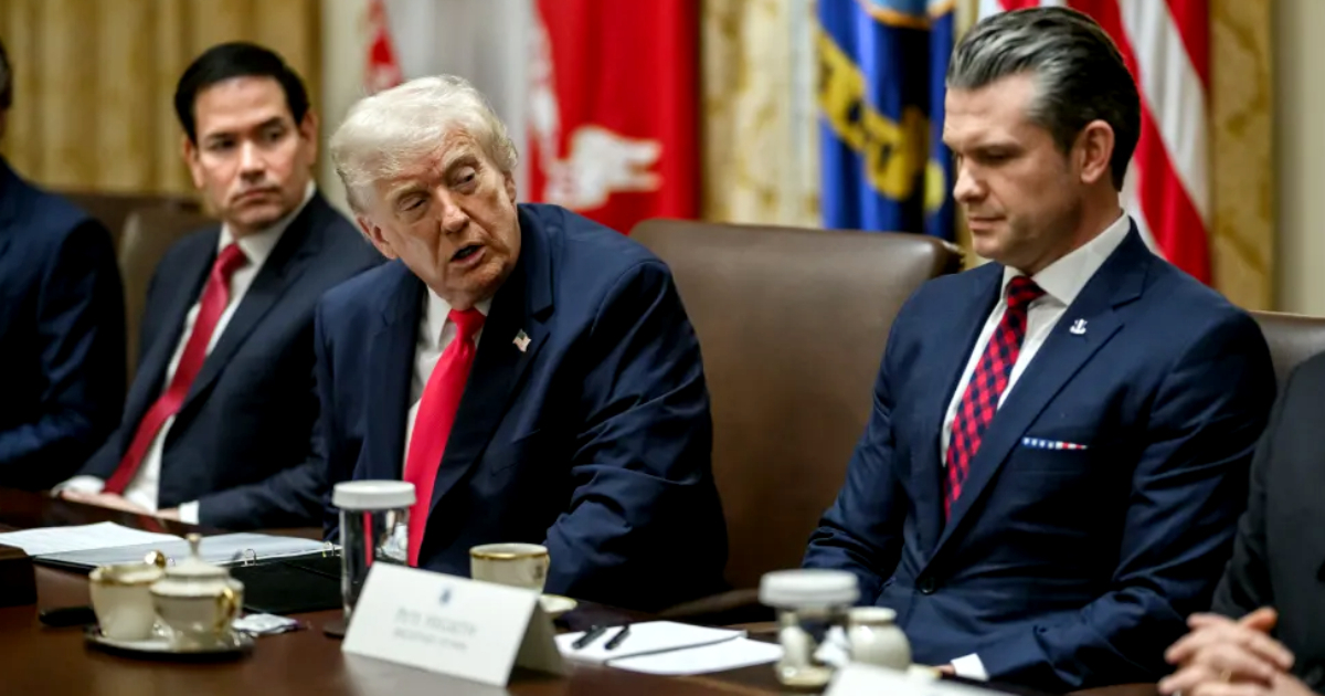 Donald Trump flanqueado por Marco Rubio y Pete Hegseth © whitehouse.gov