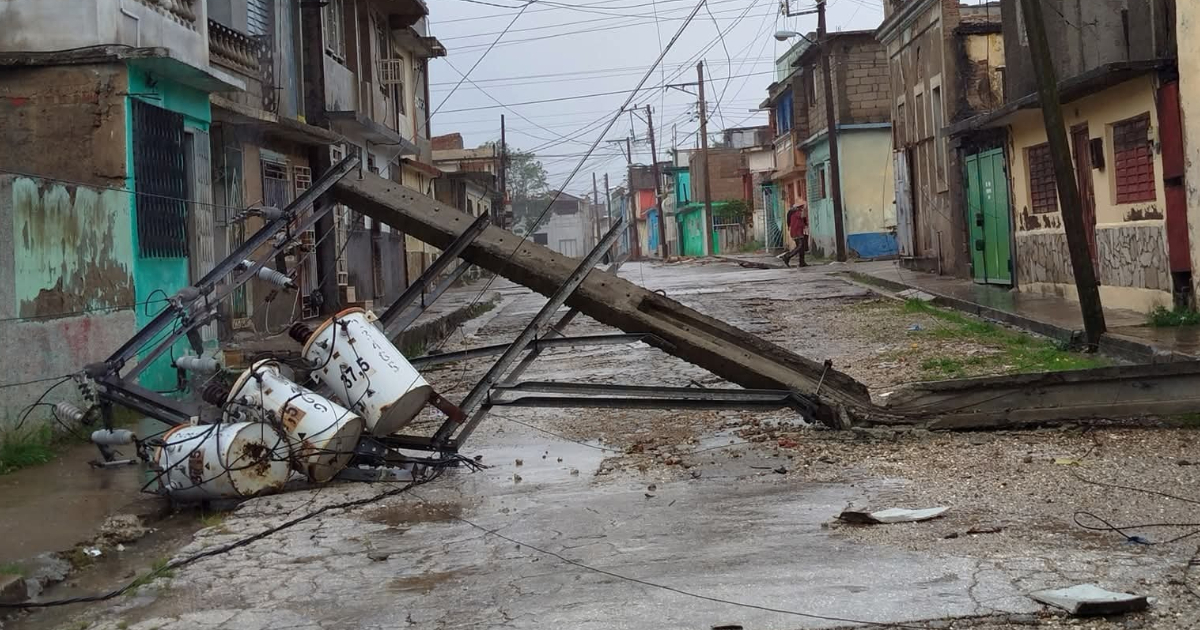Poste derribado por vientos del huracán Melissa en Santiago de Cuba © Facebook/José Batista Falcó