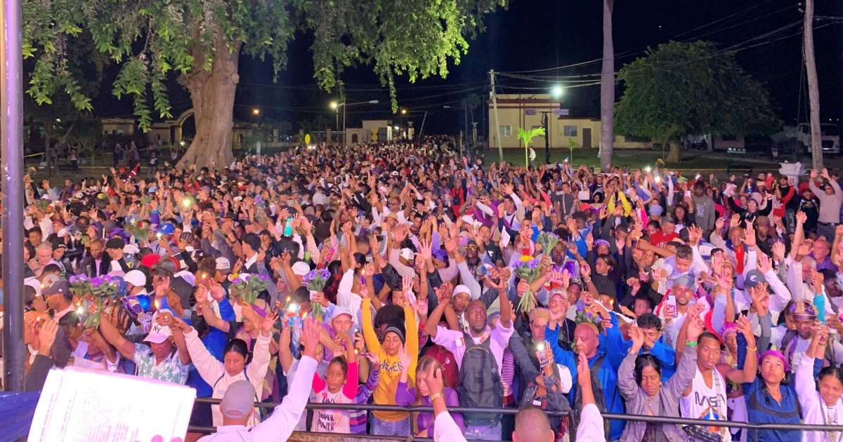Thousands of Cubans flock to the Sanctuary of El Rincón to make requests and fulfill promises to Saint Lazarus