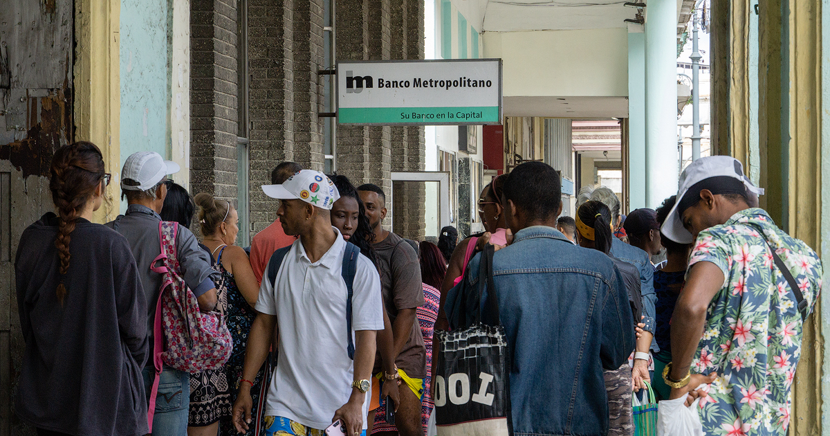 Cola en Banco Metropolitano en Galiano (Imagen de archivo) © CiberCuba