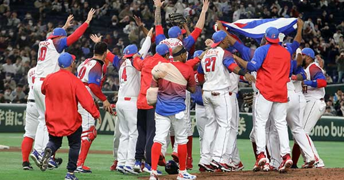 Selección cubana de béisbol tras juego en 2023 © JIT / Roberto Morejón