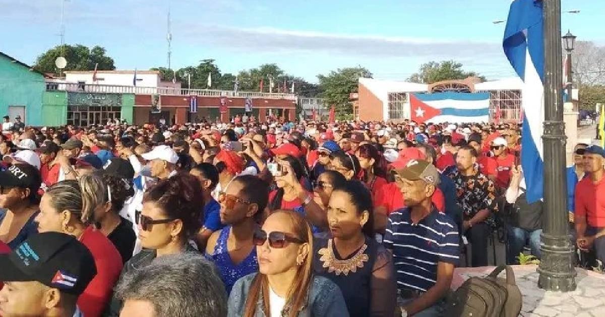"Let the blackouts go over there, let the chikungunya go over there": Cubans sing in unison in Río Cauto after a political event