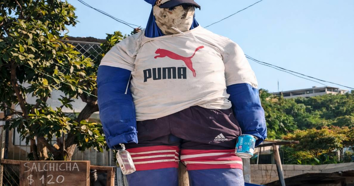 Old Year Effigies Burn in Eastern Cuba Amid 2025's Hardships and Blackouts