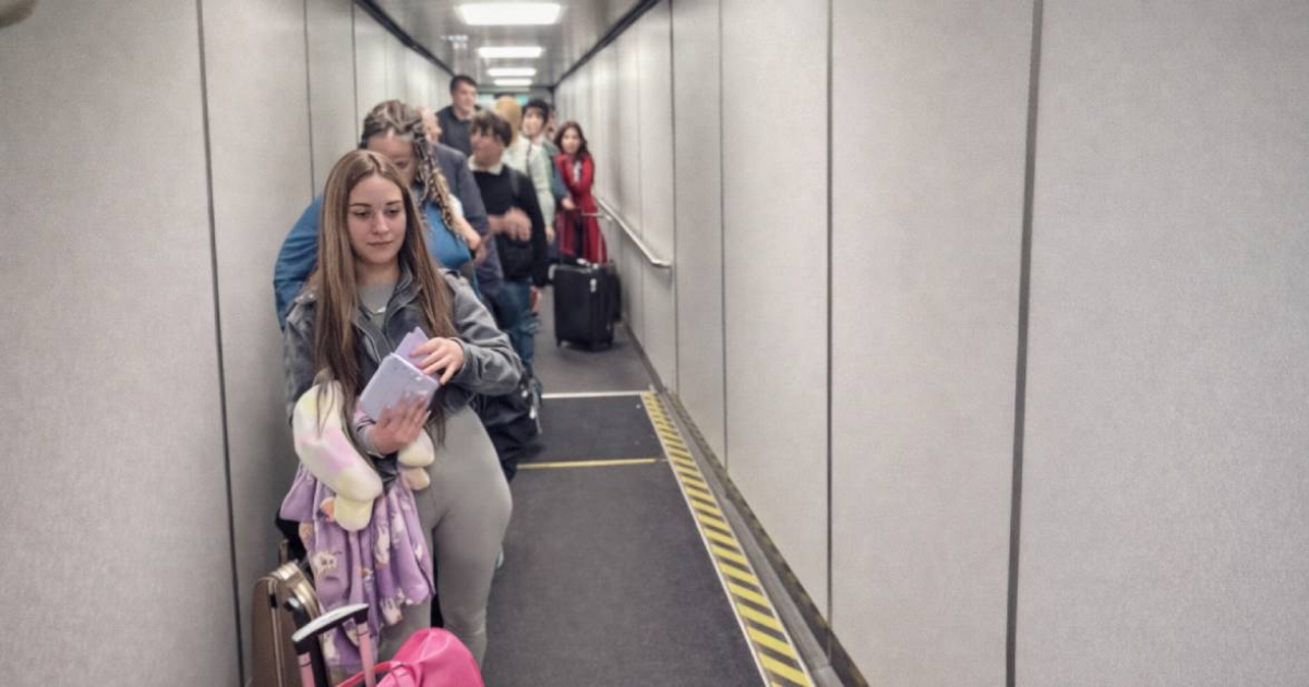 Cubans Travel from Miami to Havana for New Year's: "Don't Forget the Steak Sandwiches"