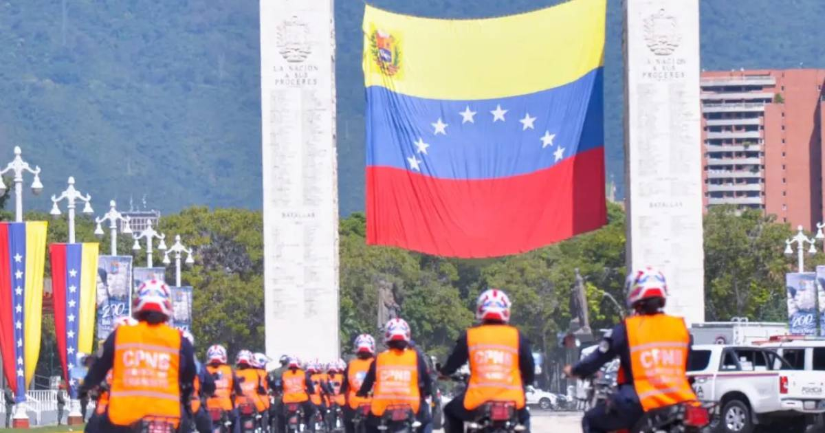 U.S. raises alert on Venezuela: Chavista militias inspect vehicles for Americans