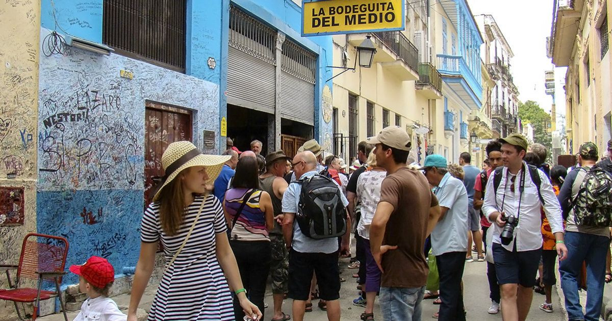 Russian Tourists Flee Cuba After Just Three Days: Unbearable Conditions Drive Them Away