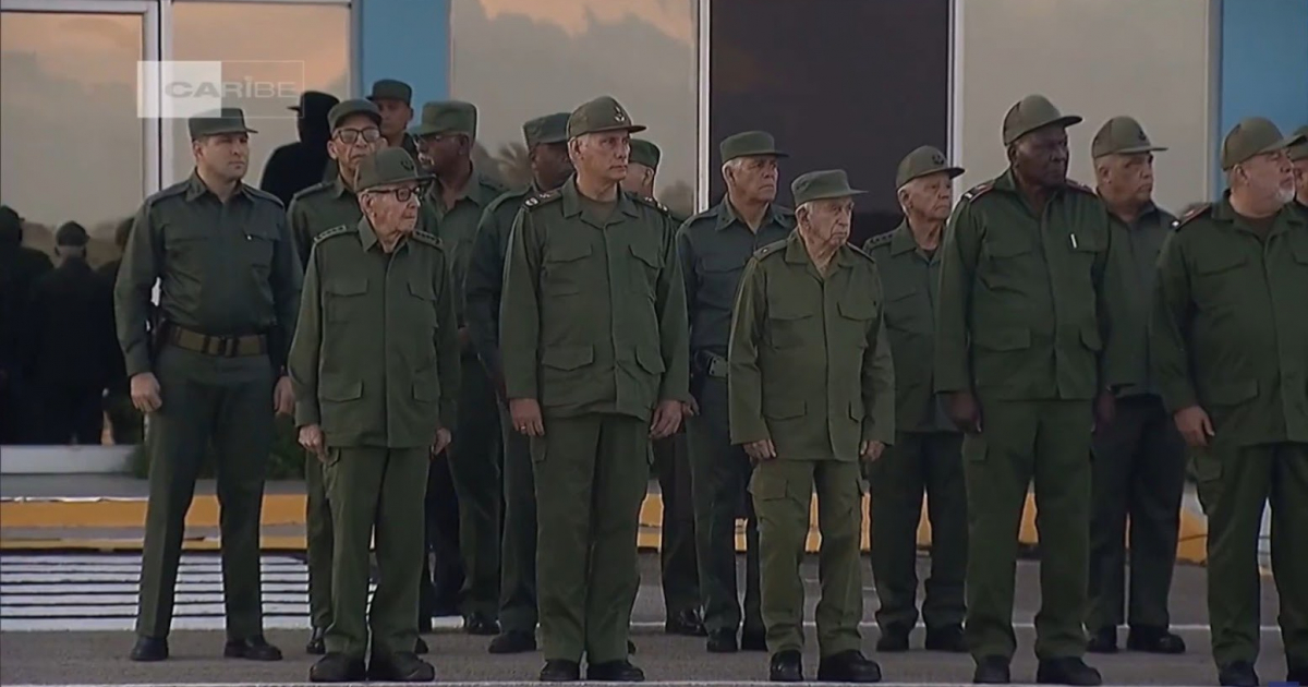 El detalle oculto en los uniformes de Ra&uacute;l Castro y D&iacute;az-Canel que revela un mensaje de poder en Cuba