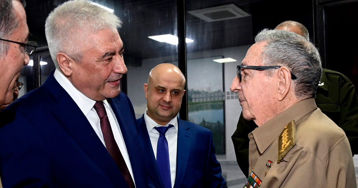 Raúl Castro meets with the Russian Minister of the Interior during his official visit to Cuba