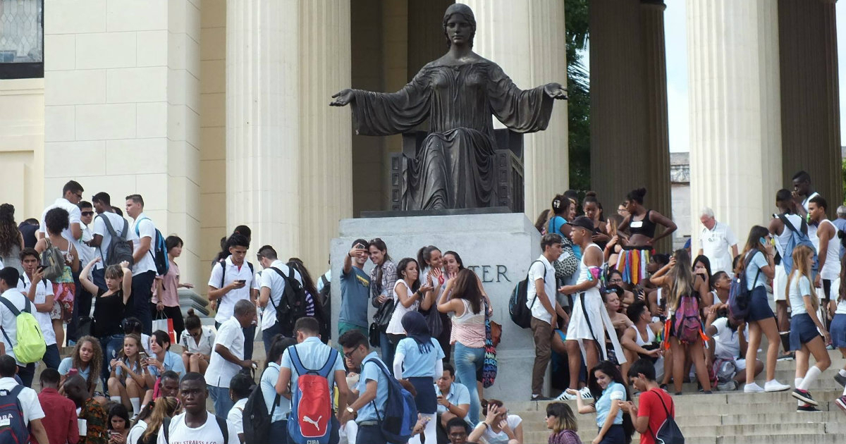 Cuban university students are forced into labor due to the crisis and low stipends
