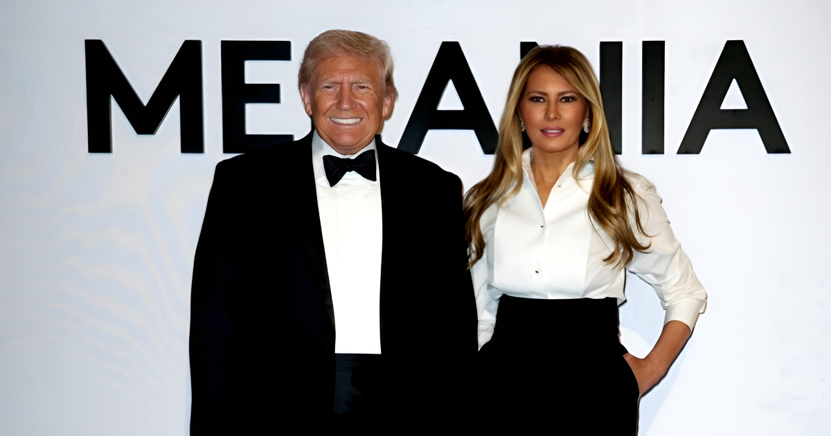 Donald Trump y Melania frente a cartel promocional de la película © X / @realDonaldTrump