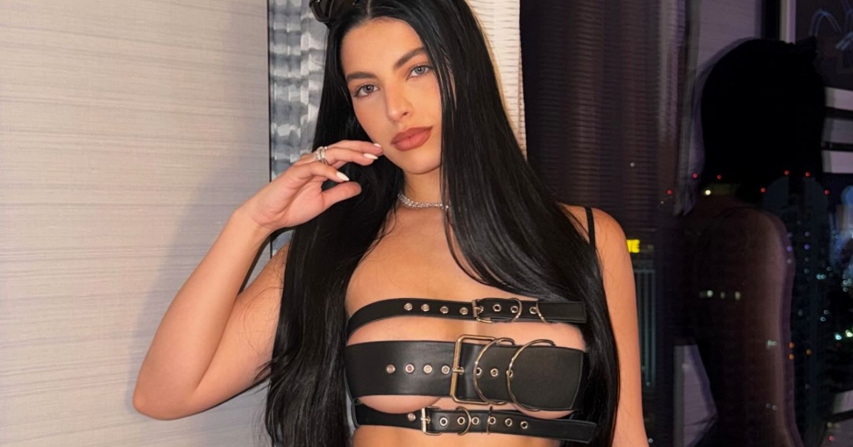 Beautiful and sensual! Rachel Arderi, Bebeshito's wife, steals the show with a black leather look in Las Vegas